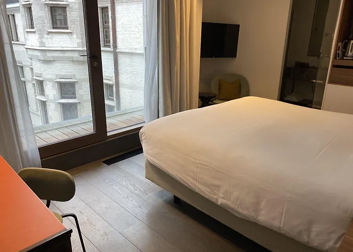 The Fourth - Tafelrond