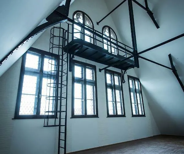 The Fourth - Tafelrond